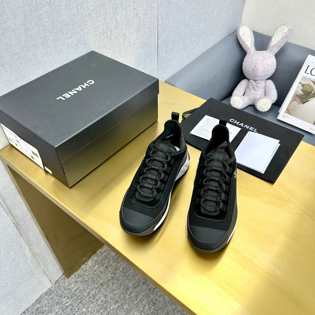 👟👟Ex-factory price 480👟👟 Top version Chanel Chanel - 2023 counter top casual sports shoes This classic design; the upper is electro-embroidered with a variety of techniques; the outsole is fashionable and sporty; it is unusual to incorporate a variety of color matching elements... The diversified mix and match is very beautiful and versatile, and can be used for leisure, fashion, sports and outdoor... ꫛꫀꪝ Go➫ Material: ❶Upper is made of: original imported mercerized velvet + double-layer breathable mesh ❷Inside is made of: original imported breathable mesh ❸Outsole is based on: original TPU combination outsole Counter boutique packaging complete set Women 35-41 Men 38-46 ᅟᅠᅟᅠᅟᅠ